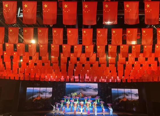 111亿元！1474万人次！