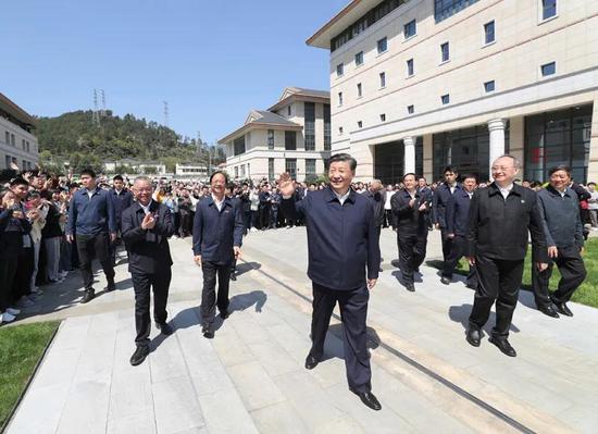 3月25日上午,习近平在福州闽江学院考察时,向师生们挥手致意。新华社记者 王晔 摄