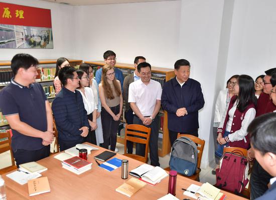  2018年5月2日，习近平在北京大学考察。新华社记者 李涛 摄