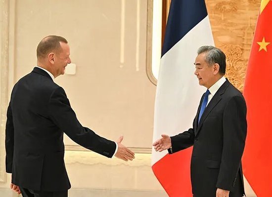 王毅：希望法方推动欧盟坚持真正战略自主，树立正确对华认知