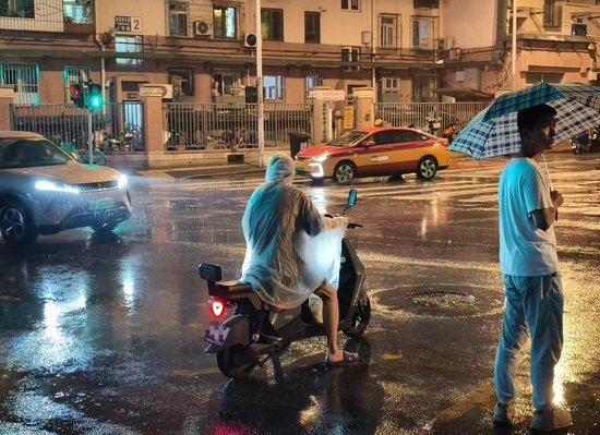 电闪雷鸣，风大雨急！北京未来一小时全市雷阵雨继续