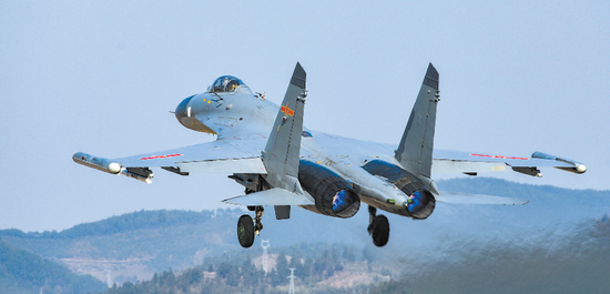 1月4日,东部战区空军航空兵某旅展开飞行训练。付 敢摄