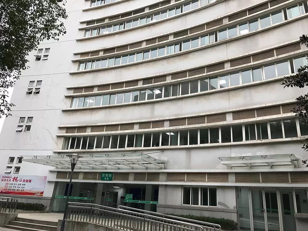 武汉金银潭医院住院楼南楼，此次新型冠状病毒感染的肺炎患者主要在此处隔离治疗。本刊记者/彭丹妮 摄