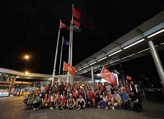 五星红旗迎风飘扬在维港上空，他们是香港护旗手。（来源：央视新闻）