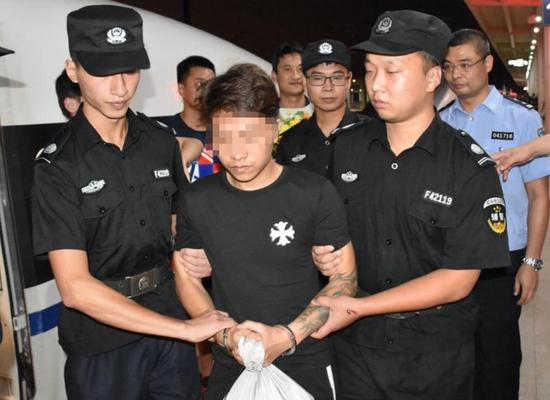 在逃期间仍高调直播 藏身在老家被发现