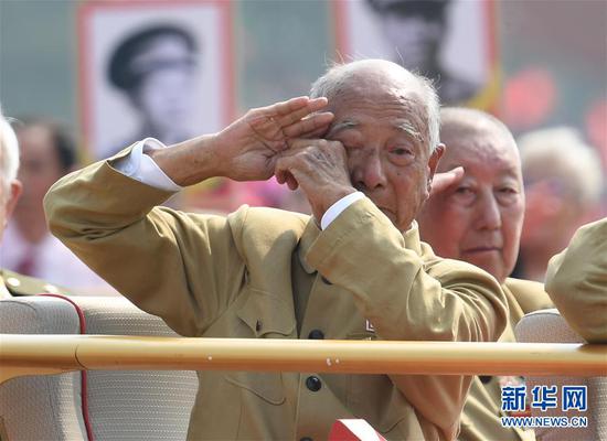 10月1日，庆祝中华人民共和国成立70周年大会在北京天安门广场隆重举行。这是“致敬”方阵中老兵关茂林的动情瞬间。新华社记者 李尕 摄