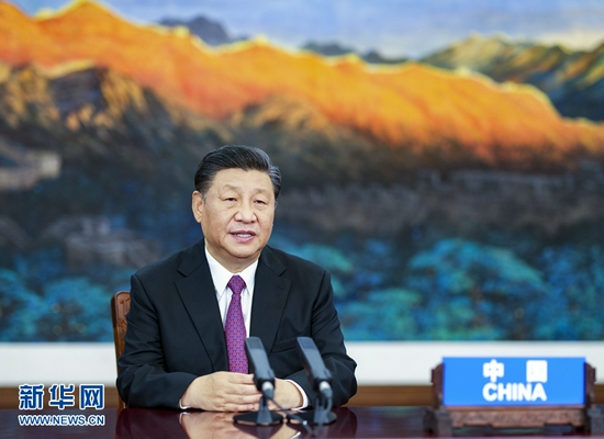7月16日晚,国家主席习近平应邀在北京以视频方式出席亚太经合组织领导人非正式会议并发表讲话。新华社记者 李学仁 摄