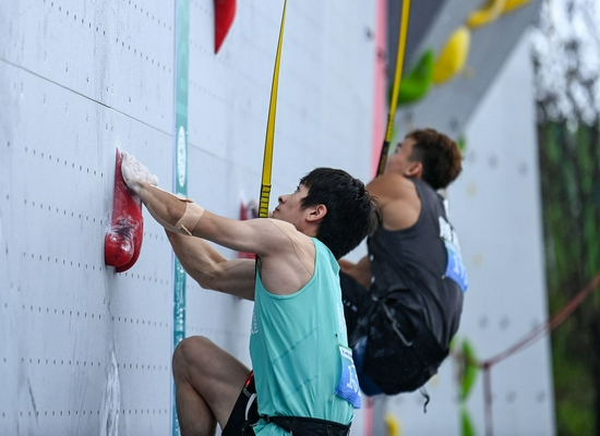 9月17日，中国香港队选手陈翔志在第十四届全运会攀岩男子速度预赛中。新华社记者王曦摄