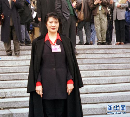刚担任全国政协委员的黄紫玉在北京人民大会堂前拍照（受访者供图）。 新华社发