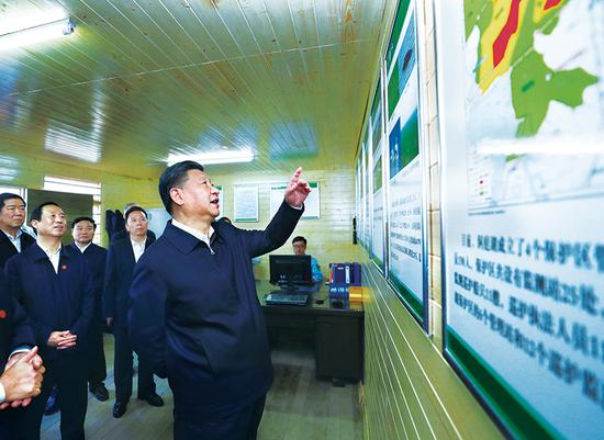 2018年4月26日下午，中共中央總書記、國家主席、中央軍委主席習(xí)近平在武漢主持召開深入推動(dòng)長江經(jīng)濟(jì)帶發(fā)展座談會(huì)并發(fā)表重要講話。這是座談會(huì)前，習(xí)近平于25日下午在東洞庭湖國家級自然保護(hù)區(qū)巡護(hù)監(jiān)測站考察。 新華社記者 鞠鵬/攝