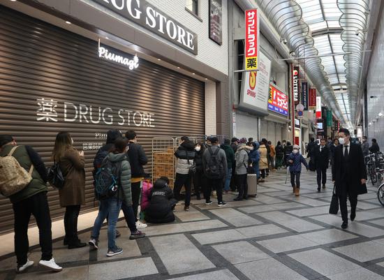 大阪市中央区,药妆店开门前门口已排首长队(日本时事通信社)