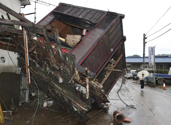  这是7月5日在日本熊本县人吉市拍摄的受灾损坏的房屋。新华社/共同社