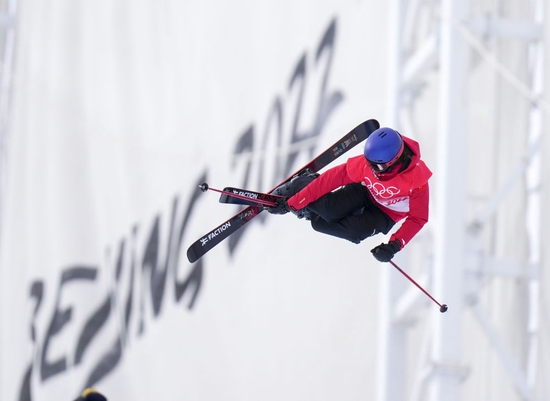  2月17日，中国队选手谷爱凌在北京冬奥会自由式滑雪女子U型场地技巧资格赛中。新华社记者刘潺摄