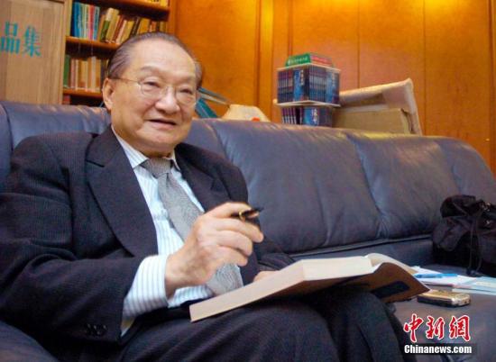图为查良镛先生接受中新社记者采访的资料图片。中新社记者 洪少葵 摄