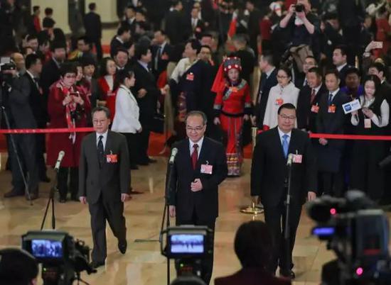 两会照片:2019两会现场照片精选 周强张军与人握手打招呼 3月5日,两会首场“代表通道”开启,澳门中华总商会理事长高开贤(左)、广东省常务副省长林少春(中)、香港立法会原议员谭耀宗接受记者采访,共谈粤港澳大湾区发展问题。 中国青年报·中青在线 中国青年网记者 李峥苨/摄