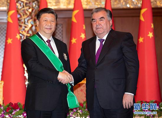 6月15日，国家主席习近平在杜尚别出席仪式，接受塔吉克斯坦总统拉赫蒙授予“王冠勋章”。 新华社记者 沙达提 摄