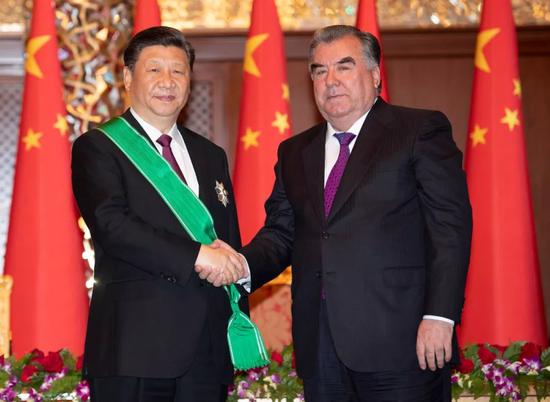 ↑热恩别科夫总统和拉赫蒙总统分别向习主席授予各自国家最高奖章，感谢习主席为发展吉中、塔中友谊所作的卓越贡献。照片分别由新华社记者谢环驰、沙达提摄