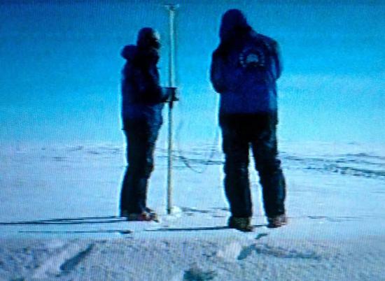  北京时间2005年1月18日，中国南极内陆冰盖昆仑科考队抵达南极内陆冰盖的最高点。图为两名科考队员在南极内陆冰盖最高点的电视照片。新华社发