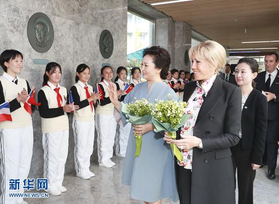 法国总统夫人:彭丽媛同法国总统夫人共同参观上外附属外国语学校 11月5日,国家大大平夫人彭丽媛邀请法国总统夫人布丽吉特共同参观上海外国语大学附属外国语学校。新华社记者 丁林 摄