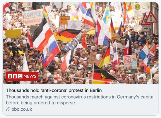 上万人在柏林举行“反新冠”示威游行。/BBC报道截图