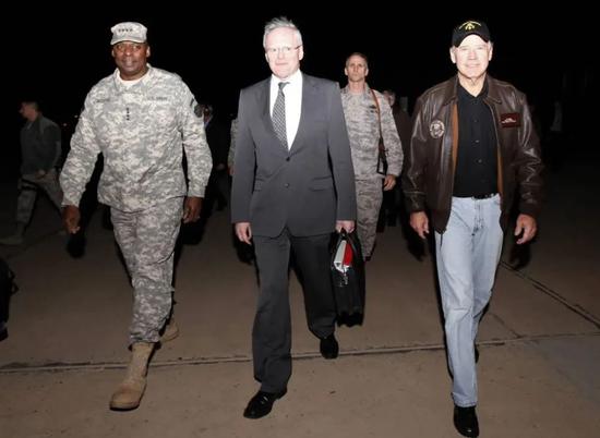 ·拜登（右一）在担任副总统期间曾负责美国从伊拉克撤军的事务，而奥斯汀（左一）当时是最后一任驻伊部队的总指挥。