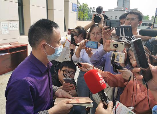 3月26日庭审结束后，申军良接受媒体采访。 本文图片除注明外，均为澎湃新闻记者 朱远祥 摄