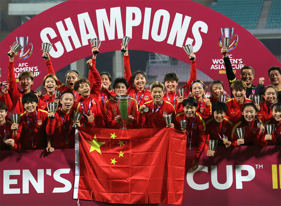 2022年2月6日，中国队在颁奖仪式上庆祝。 当日，在印度孟买举行的2022女足亚洲杯决赛中，中国队以3比2战胜韩国队，夺得冠军。新华社发（贾韦德·达尔摄）
