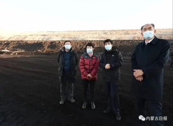3月28日，王莉霞不打招呼直插锡林郭勒盟贺斯格乌拉南露天煤矿检查安全生产工作。图片来源：内蒙古日报