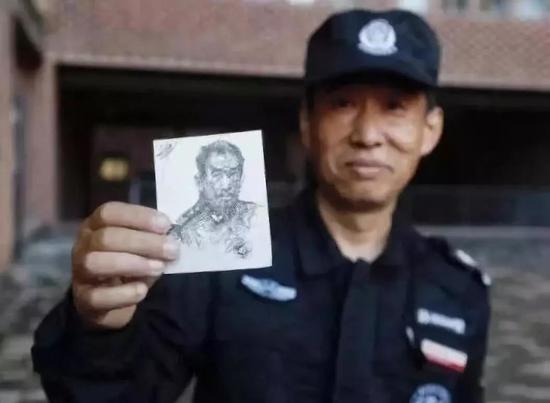 他是吕跃,四川美术学院的一名普通保安。