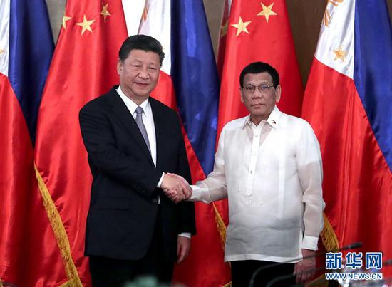 国家主席习近平20日在马尼拉同菲律宾总统杜特尔特举行会谈。两国元首共同规划双边关系未来发展，达成重要共识，一致决定在相互尊重、坦诚相待、平等互利、合作共赢基础上建立中菲全面战略合作关系。（11月20日 新华社）
