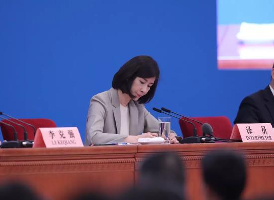 两会女翻译:连续10年坐在总理旁边的女翻译(图)