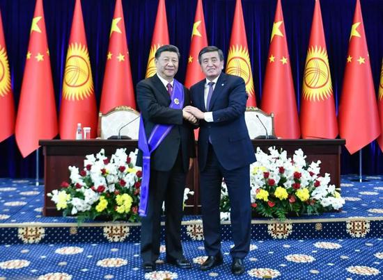 6月13日，国家主席习近平在比什凯克出席仪式，接受吉尔吉斯斯坦总统热恩别科夫授予“玛纳斯”一级勋章。新华社记者 殷博古 摄