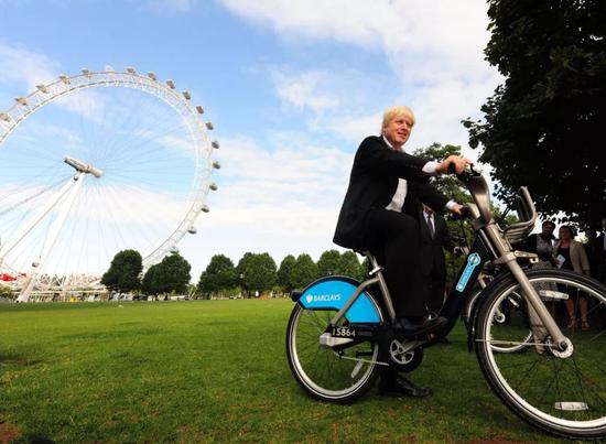 　这是2010年7月30日，在英国伦敦的“伦敦眼”摩天轮附近，伦敦市长鲍里斯·约翰逊为自行车出租计划做宣传。新华社发
