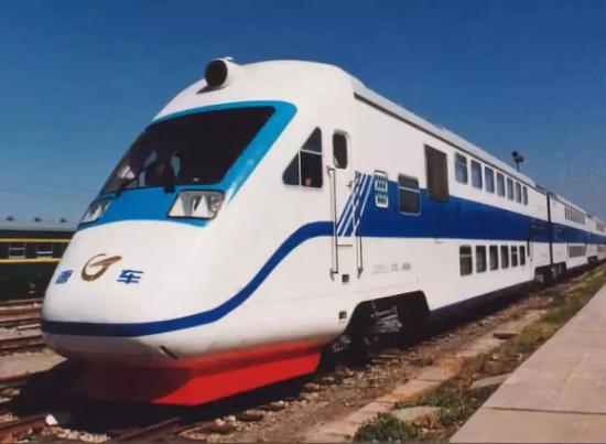  图为中国首列DMU型双层内燃动车组，于1998年6月18日在南昌至九江区间投入运营