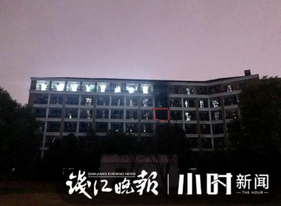 浙工大宿舍楼起火火焰冲出窗外 多名被困女生获
