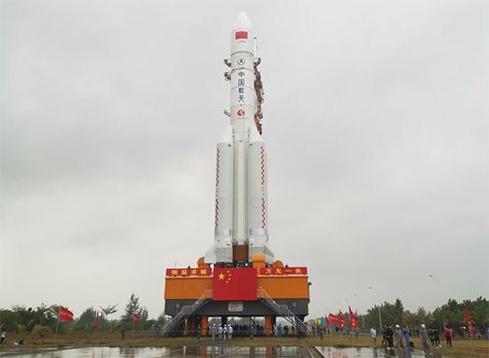 转运过程中的长五遥三火箭。本文图片均由 杨成 图