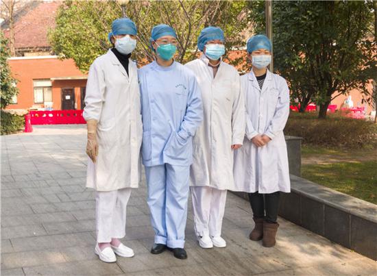曾感染新型冠状病毒的返岗医护人员蔡桃英、杨丽、张晶、栾佳文（由左至右）在武汉市汉口医院合影（2月22日摄）。新华社记者 才扬 摄