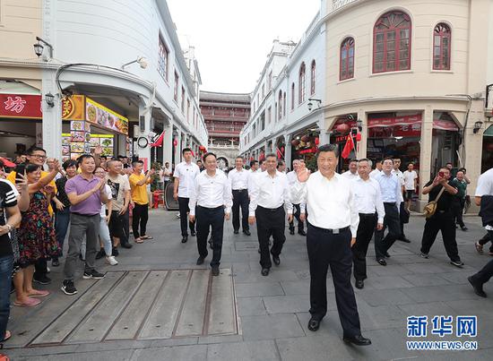 10月12日至13日，中共中央总书记、国家主席、中央军委主席习近平在广东考察。这是12日下午，习近平在潮州古城牌坊街考察时，向群众挥手致意。 新华社记者 王晔 摄