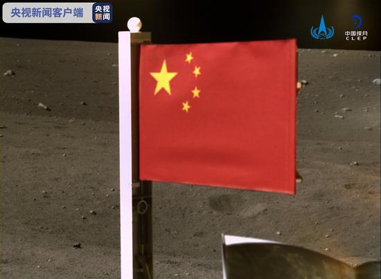 △嫦娥五号着陆器和上升器组合体全景相机拍摄五星红旗在月面成功展开。