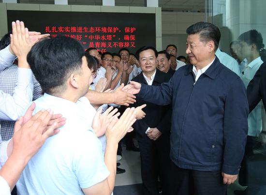 ↑2016年8月23日下午，习近平在青海省生态环境监测中心考察。