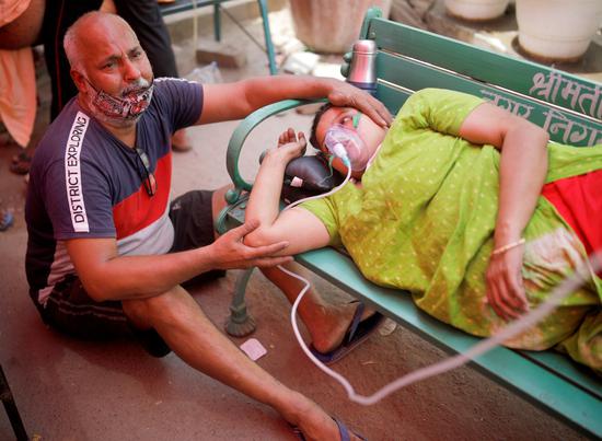  5月3日，一名女子在印度加济阿巴德吸氧。新华社 图