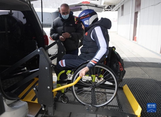 为保障残疾人运动员活动便利，北京冬奥会和冬残奥会延庆赛区国家高山滑雪中心为残疾人运动员提供专用车辆（2021年2月23日）。新华社记者 张晨霖 摄