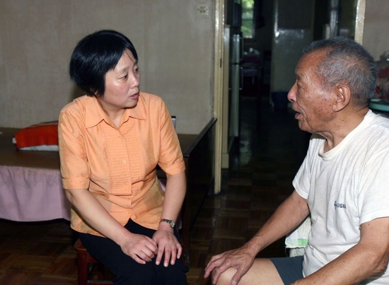 朱国萍（左）在虹储居民区的居民家中巡访（2007年9月26日摄）。新华社记者 刘颖 摄