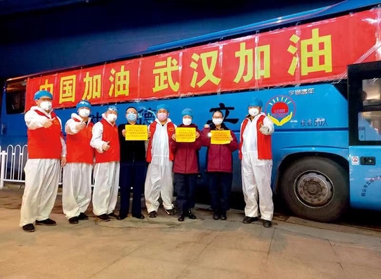  △2020年2月21日，“郭明义爱心团队”小分队队员将水果和鸡蛋等捐赠物资送到驰援武汉的辽宁医疗队手中。