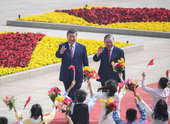 习近平总书记同苏林总书记共同会见中越青年代表侧记