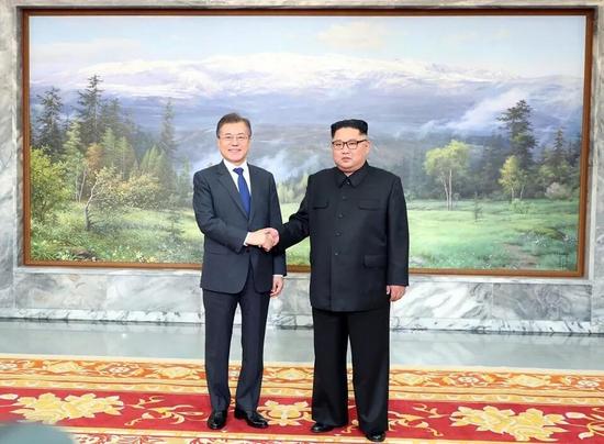 5月26日,韩国总统文在寅(左)在板门店朝方一侧的统一阁与朝鲜国务委员会委员长金正恩举行会晤。 新华社发(青瓦台供图)