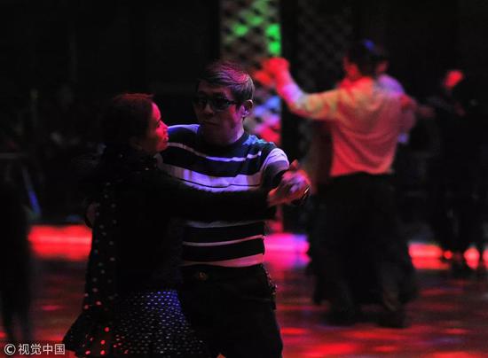 2016年3月，南昌市五纬路一家舞厅里，中老年人占大多数。图片来自视觉中国