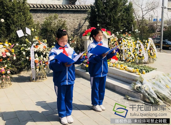 卢沟桥一小五年级联合中队来到了赵登禹将军的墓地。学校供图。