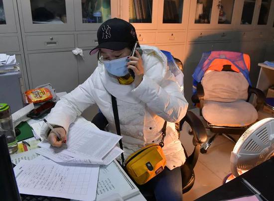  2月7日，武汉市江岸区工作人员给社区老人打电话登记体温
