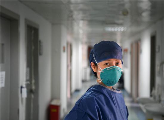 一直战斗在重症一线的华中科技大学附属协和医院的周琼教授在她负责的病区（2月21日摄）。新华社记者 程敏 摄
